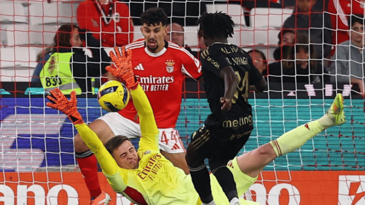 Foto - Fenerbahçe’nin ahını alan Mourinho’nun yüzü gülmüyor! Beraberlik sonrası hakemin üzerine yürüdü