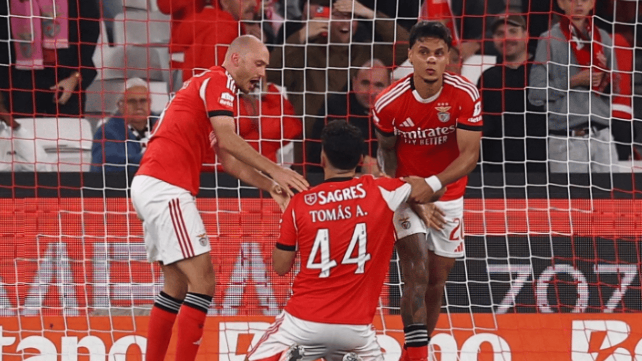 Foto - Fenerbahçe’nin ahını alan Mourinho’nun yüzü gülmüyor! Beraberlik sonrası hakemin üzerine yürüdü