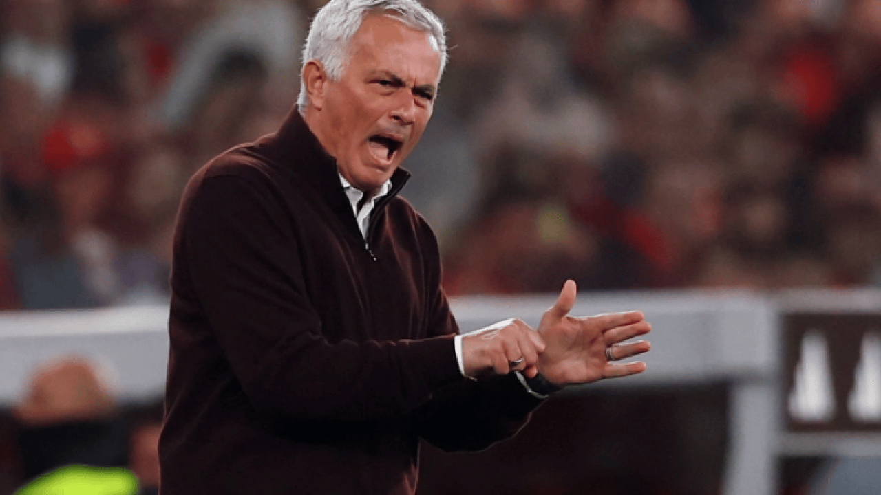 Foto - Fenerbahçe’nin ahını alan Mourinho’nun yüzü gülmüyor! Beraberlik sonrası hakemin üzerine yürüdü