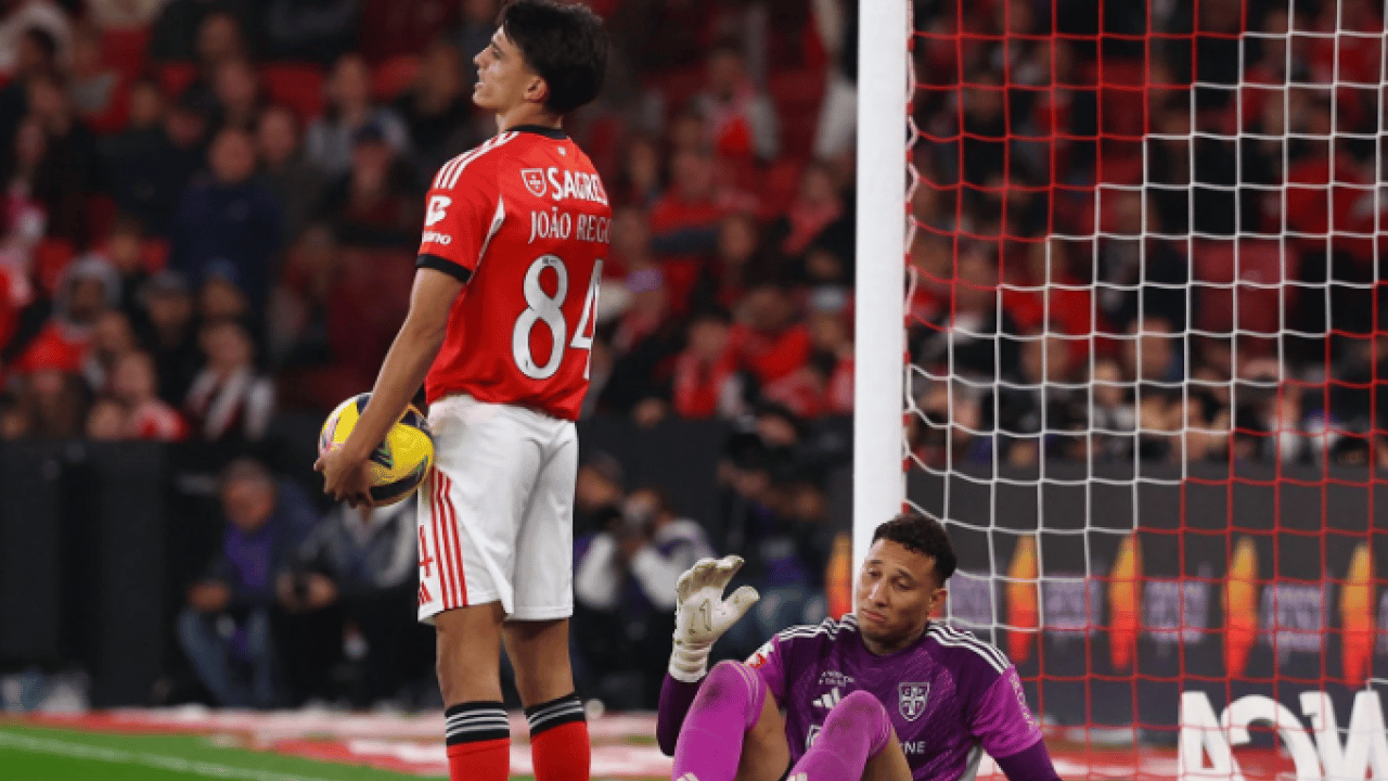 Foto - Fenerbahçe’nin ahını alan Mourinho’nun yüzü gülmüyor! Beraberlik sonrası hakemin üzerine yürüdü