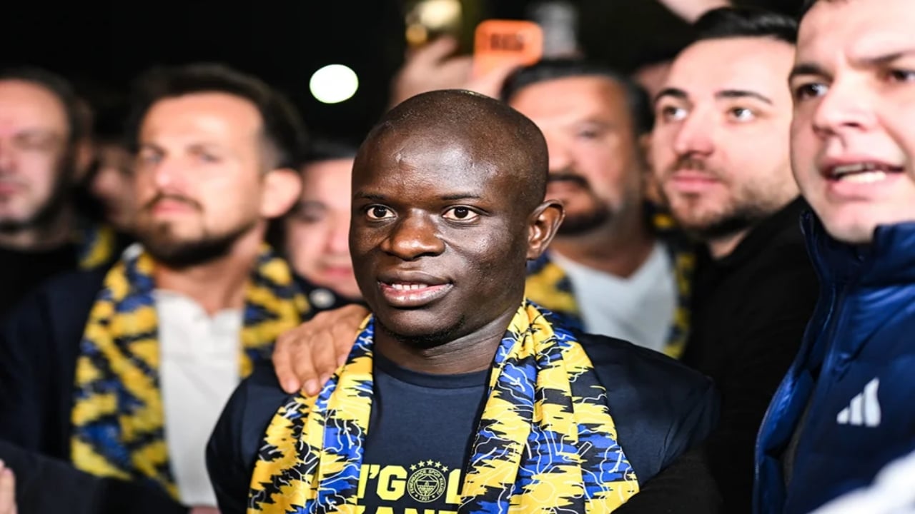 Foto - Fenerbahçe’nin yeni yıldızı Kante’den "ahlak" dersi! "Haram" diyerek elinin tersiyle itti