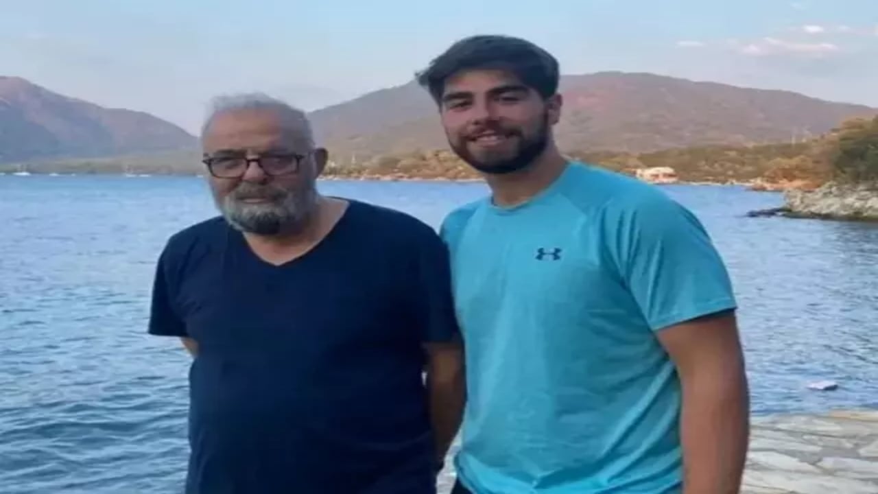 Foto - Ferdi Tayfur’un mezarı başında çekilen fotoğraf resmen çıldırttı: Alayınız yalancısınız