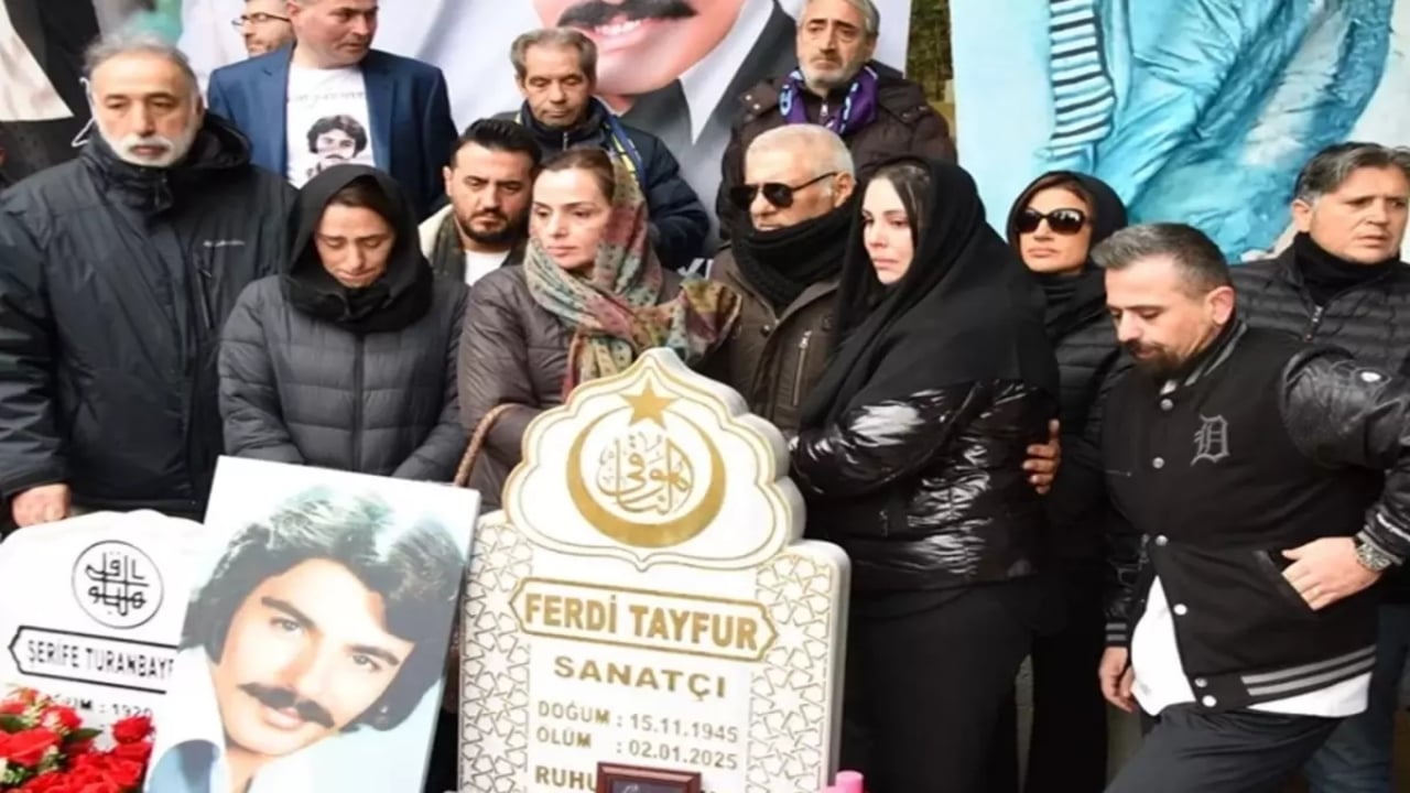 Ferdi Tayfur’un mezarı başında çekilen fotoğraf resmen çıldırttı: Alayınız yalancısınız