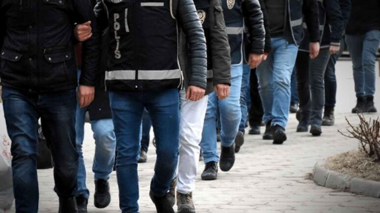 Foto - FETÖ'nün sinsi finans çarkı böyle çöktü! 12 ilde şafak vakti inlerine girildi: ‘Öğrenci evi’ maskeli 22 hücre evine ani baskın