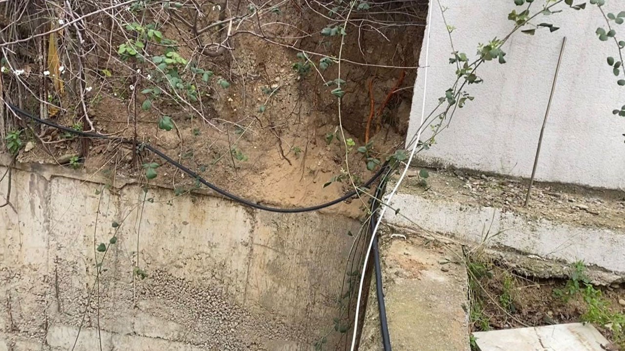 Foto - Fidan dikerken karşılaştı! Site bahçesinde insan kafatası bulundu