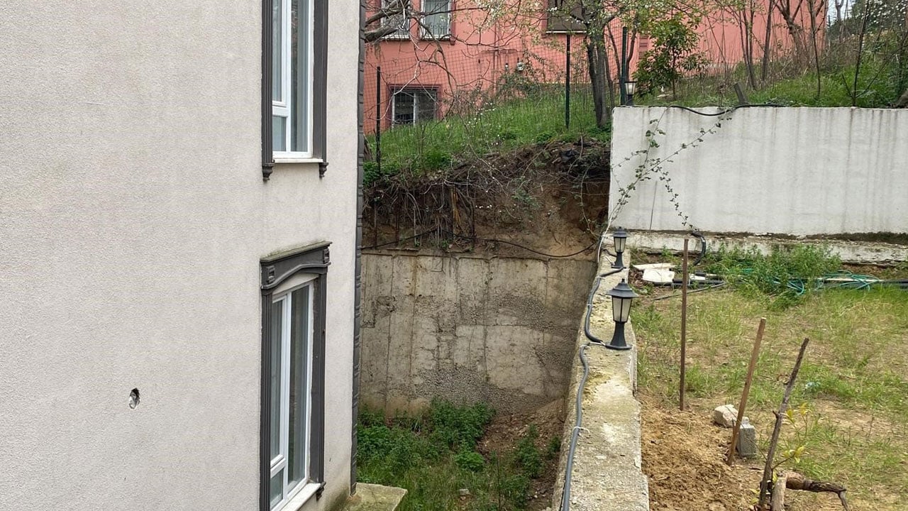 Foto - Fidan dikerken karşılaştı! Site bahçesinde insan kafatası bulundu