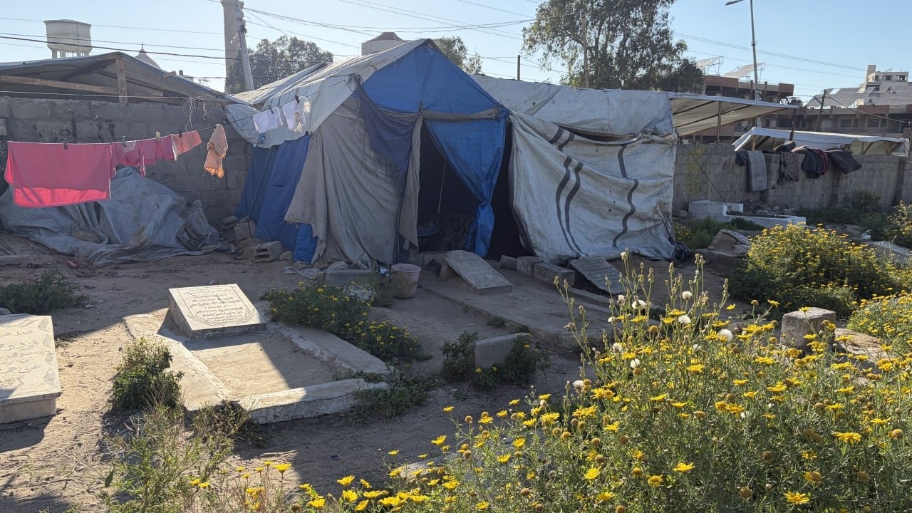 Filistinli ailenin dramı... Mezarlıkta yaşıyorlar!