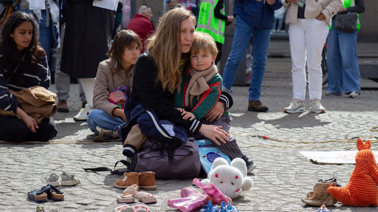 Foto - Filistinli çocuklar ve gazeteciler anıldı! Amsterdam’da Gazze için sessiz çığlık