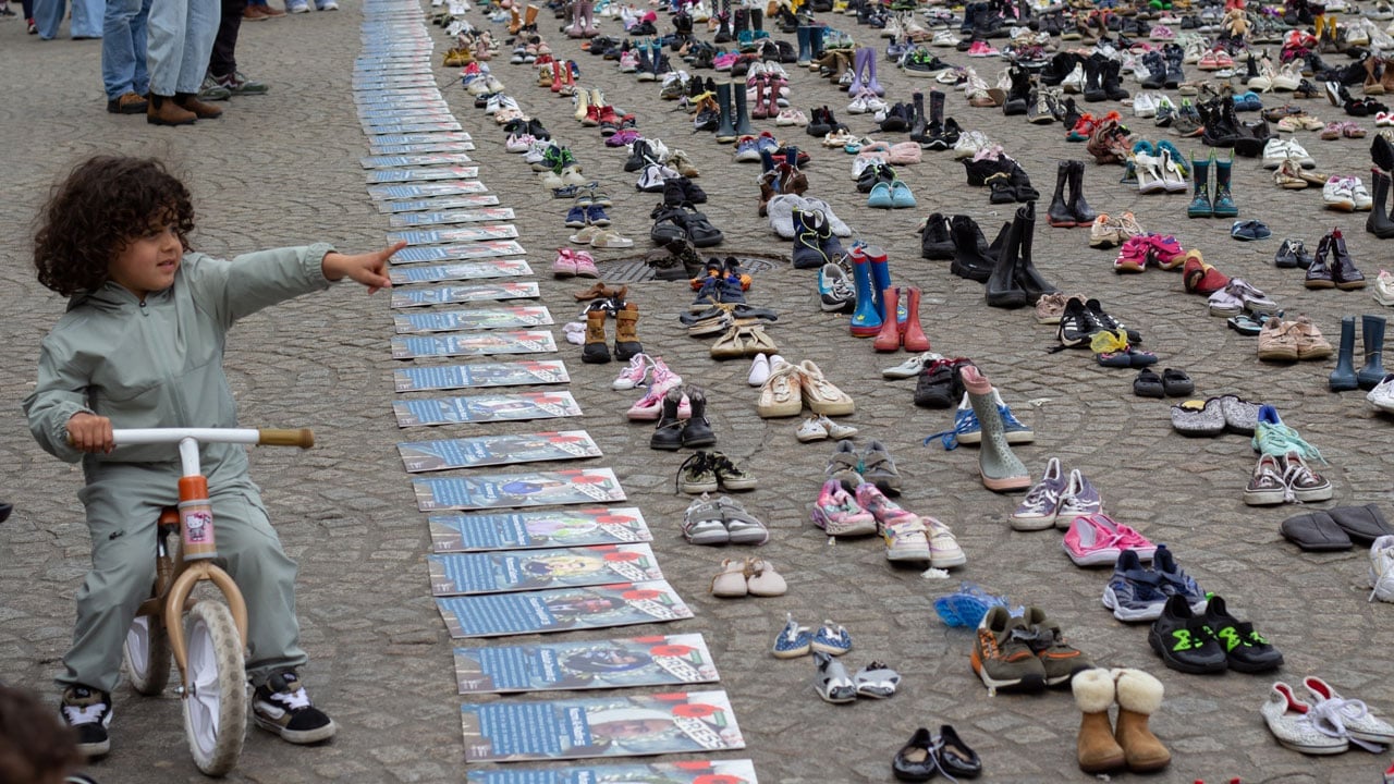 Foto - Filistinli çocuklar ve gazeteciler anıldı! Amsterdam’da Gazze için sessiz çığlık