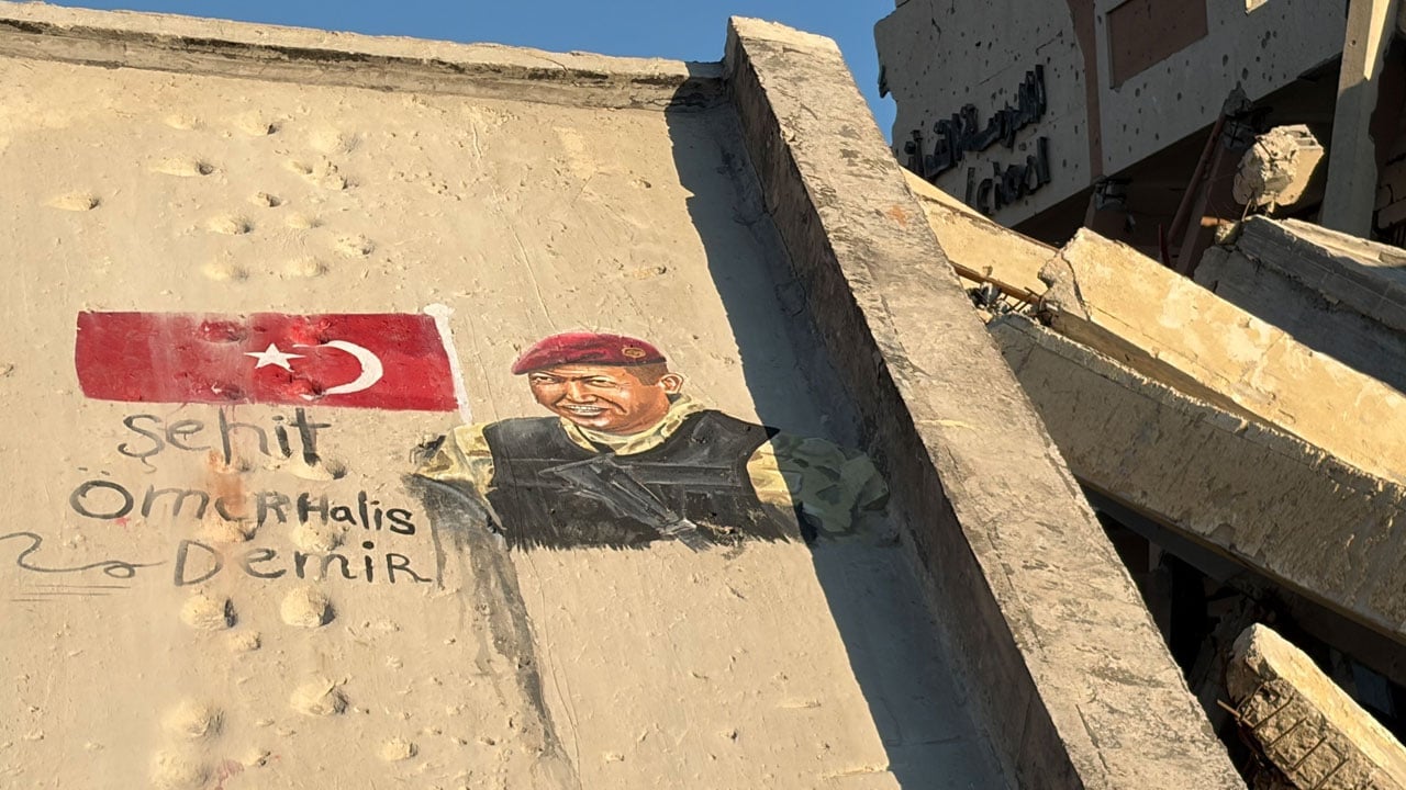 Foto - Filistinli sanatçılar duvara resmini çizdi! Gazze enkazında Ömer Halisdemir’e vefa