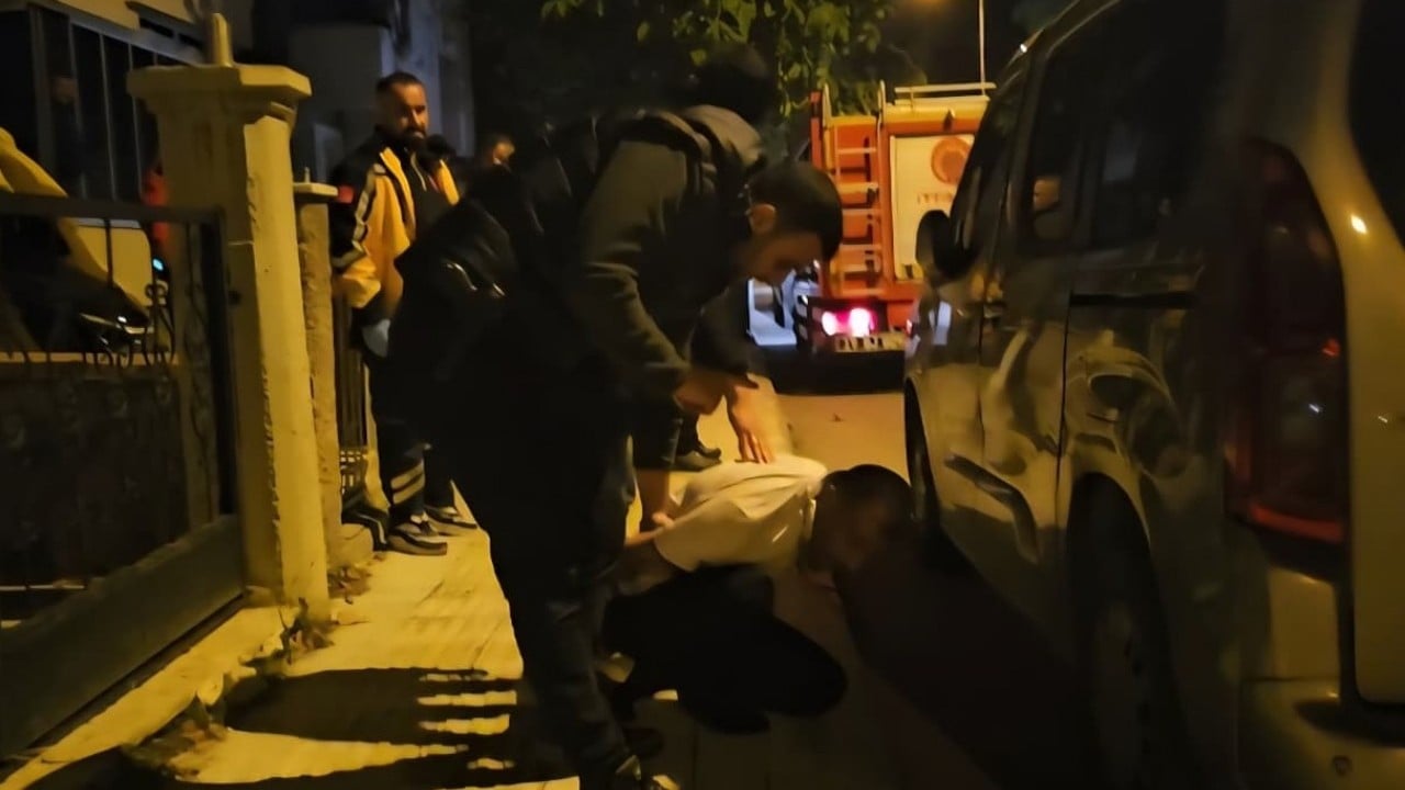 Foto - Film değil gerçek! Kılıçla arkadaşını rehin aldı, eve operasyon yapıldı