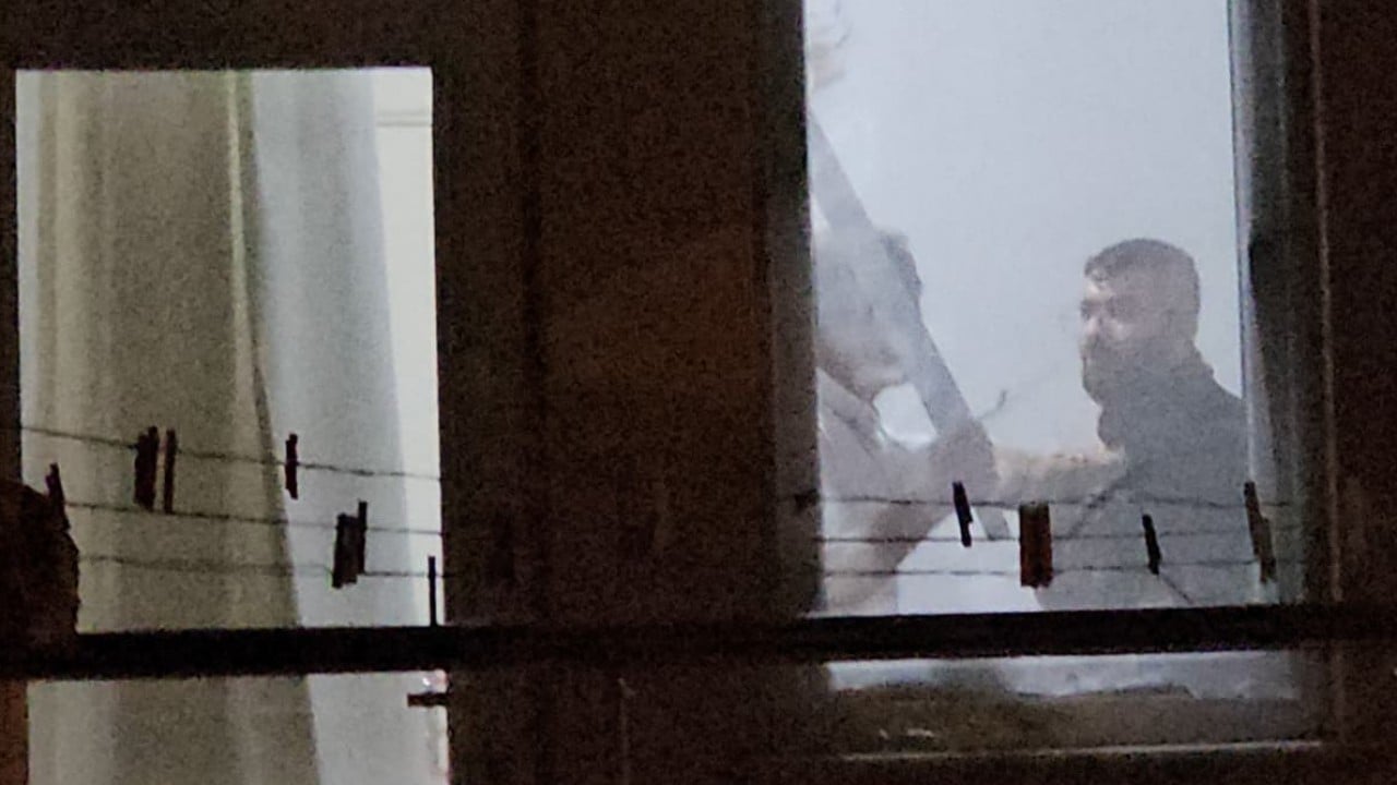 Foto - Film değil gerçek! Kılıçla arkadaşını rehin aldı, eve operasyon yapıldı