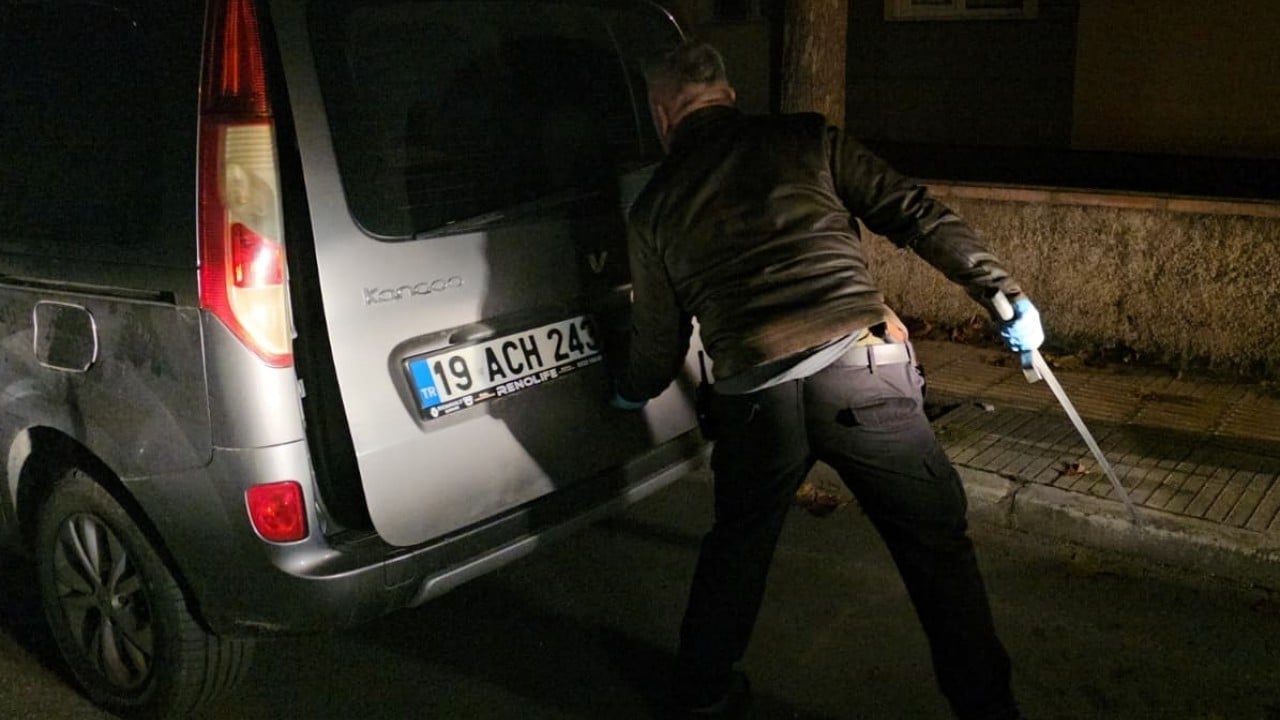 Foto - Film değil gerçek! Kılıçla arkadaşını rehin aldı, eve operasyon yapıldı