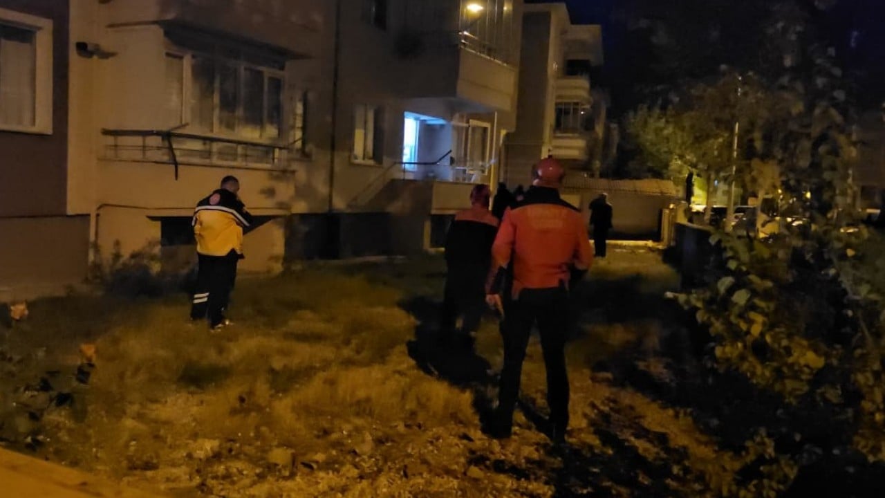 Foto - Film değil gerçek! Kılıçla arkadaşını rehin aldı, eve operasyon yapıldı