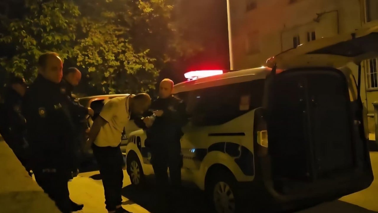 Foto - Film değil gerçek! Kılıçla arkadaşını rehin aldı, eve operasyon yapıldı