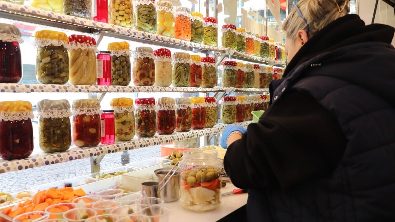 Foto - Filmdi gerçek oldu! Eşinin dükkanı karşısına turşucu açtı