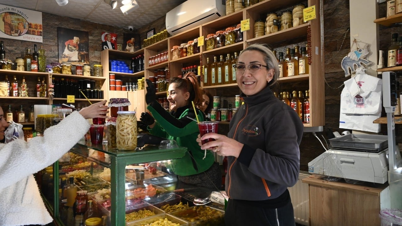 Foto - Filmdi gerçek oldu! Eşinin dükkanı karşısına turşucu açtı