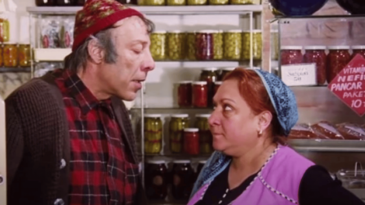 Filmdi gerçek oldu! Eşinin dükkanı karşısına turşucu açtı