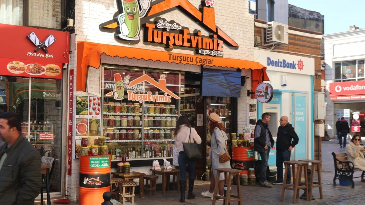 Foto - Filmdi gerçek oldu! Eşinin dükkanı karşısına turşucu açtı