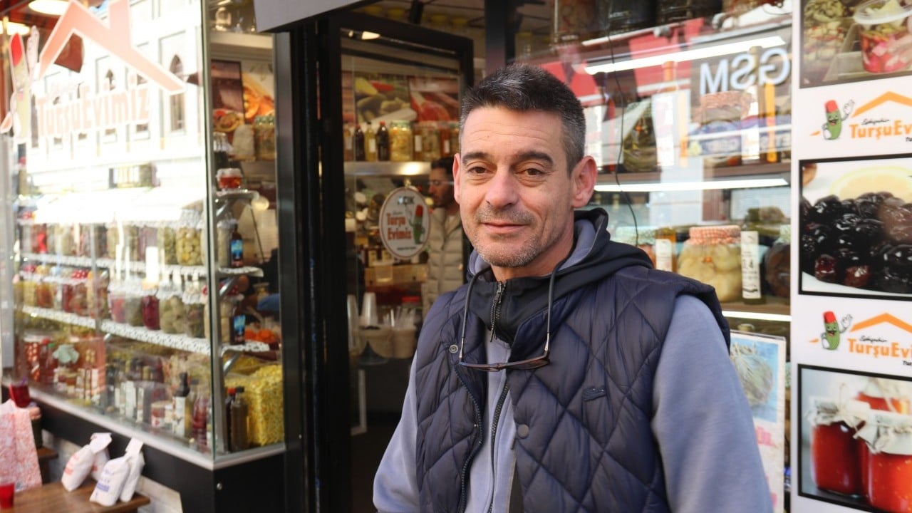Foto - Filmdi gerçek oldu! Eşinin dükkanı karşısına turşucu açtı