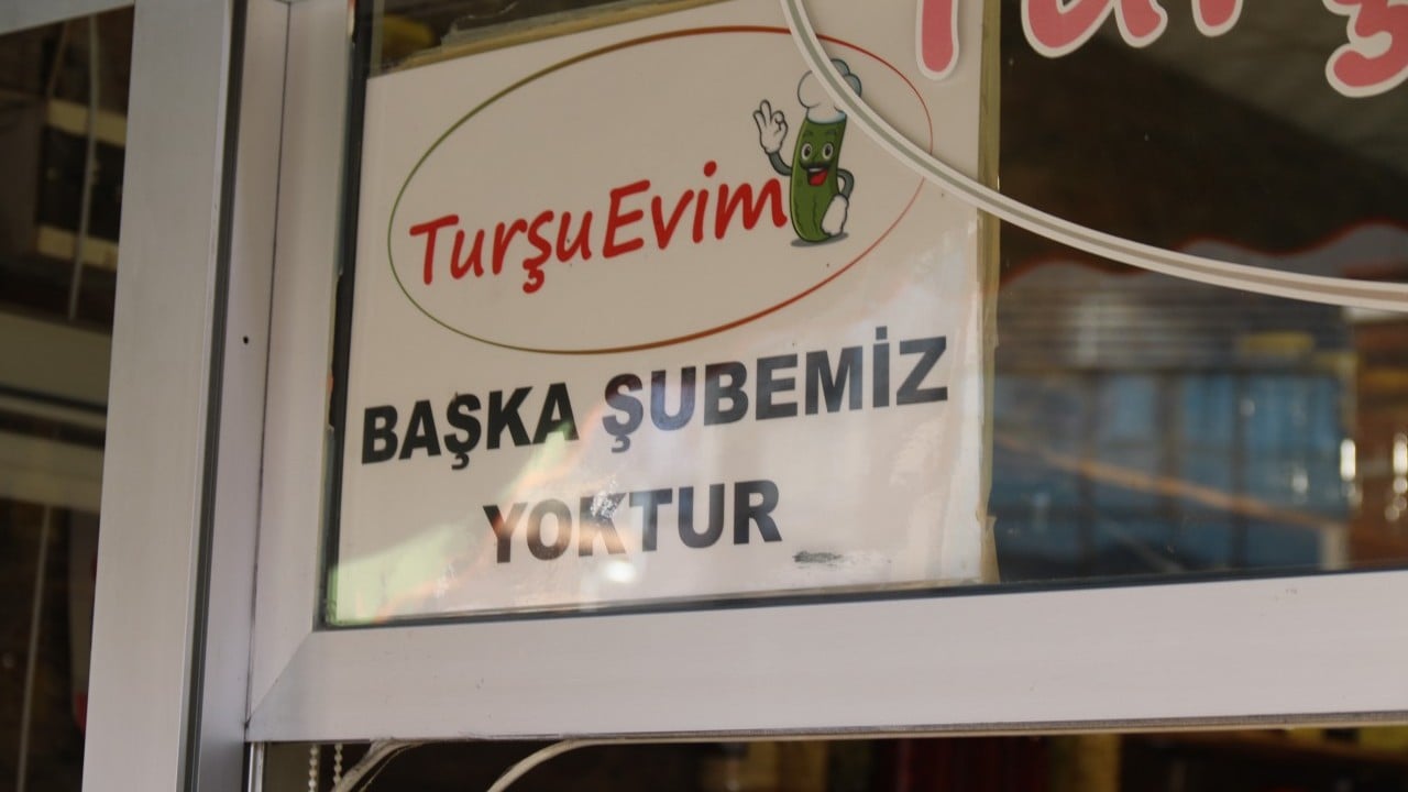 Foto - Filmdi gerçek oldu! Eşinin dükkanı karşısına turşucu açtı