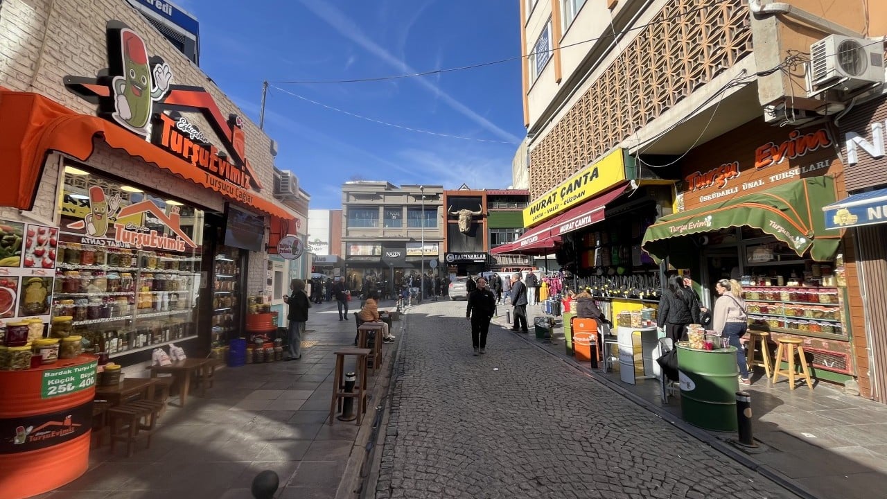 Foto - Filmdi gerçek oldu! Eşinin dükkanı karşısına turşucu açtı