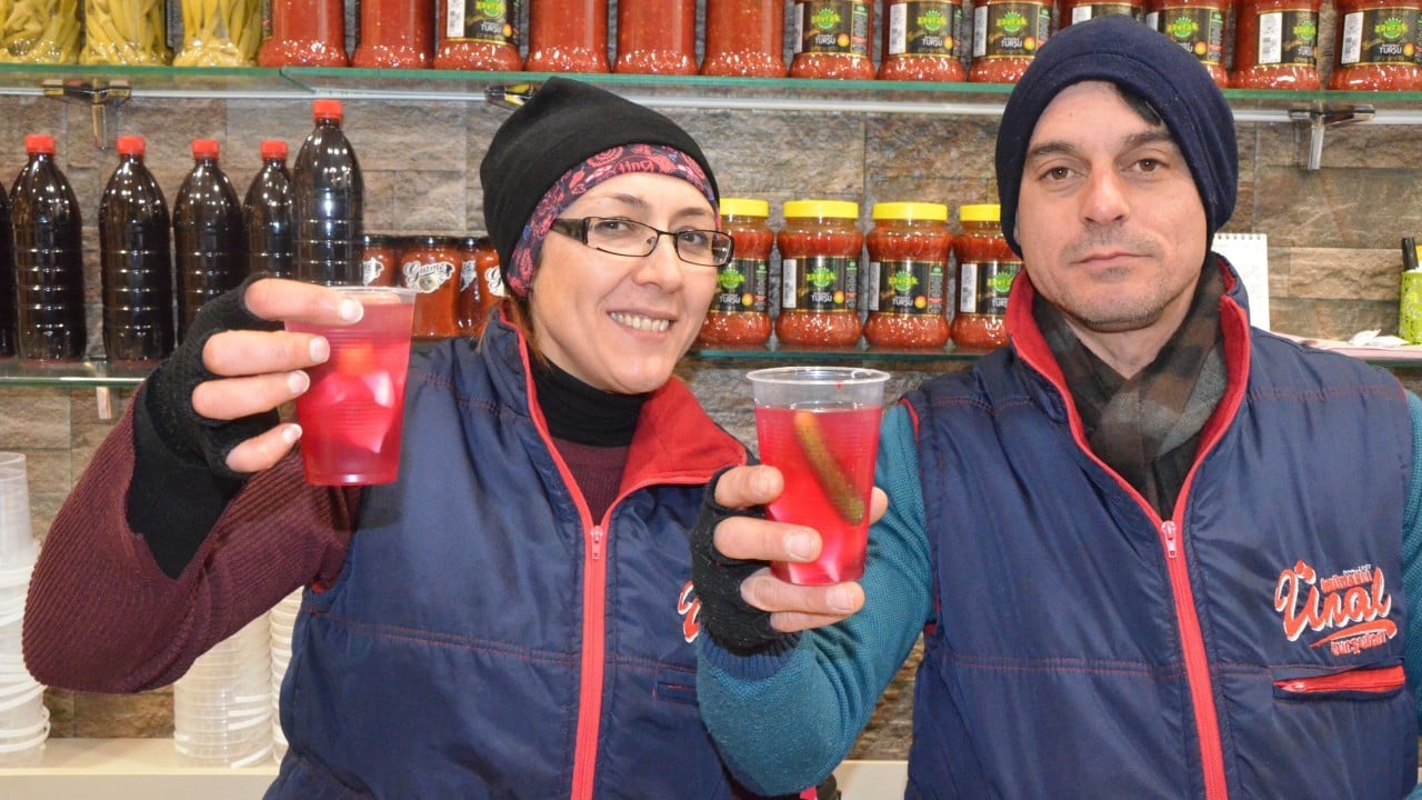 Foto - Filmdi gerçek oldu! Eşinin dükkanı karşısına turşucu açtı