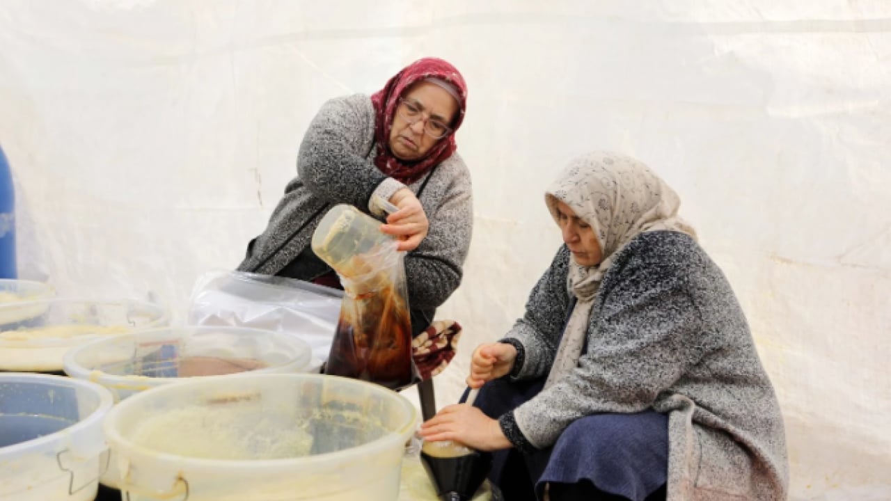Foto - Fırat Nehri kenarındaki ağaçlardan toplanıyor! İftar ve sahur sofralarının vazgeçilmezi!