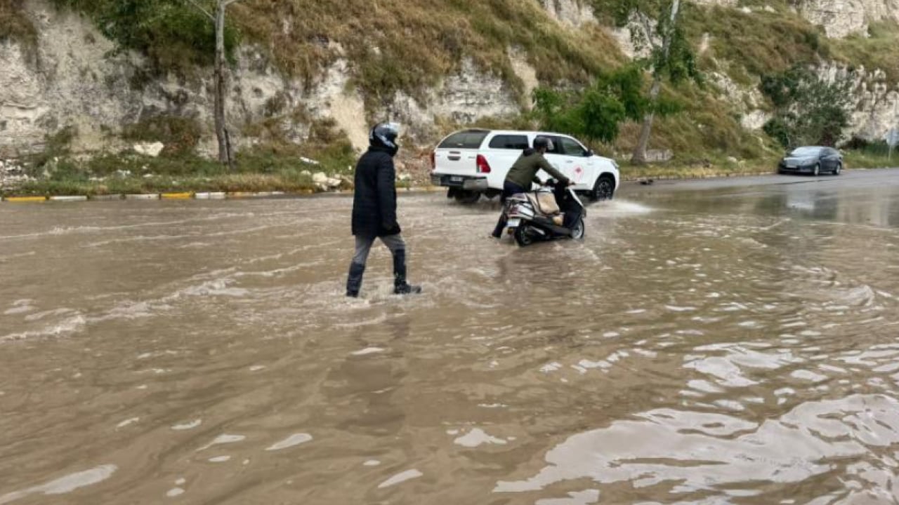 Fırat Nehri taştı, bölge sular altında kaldı