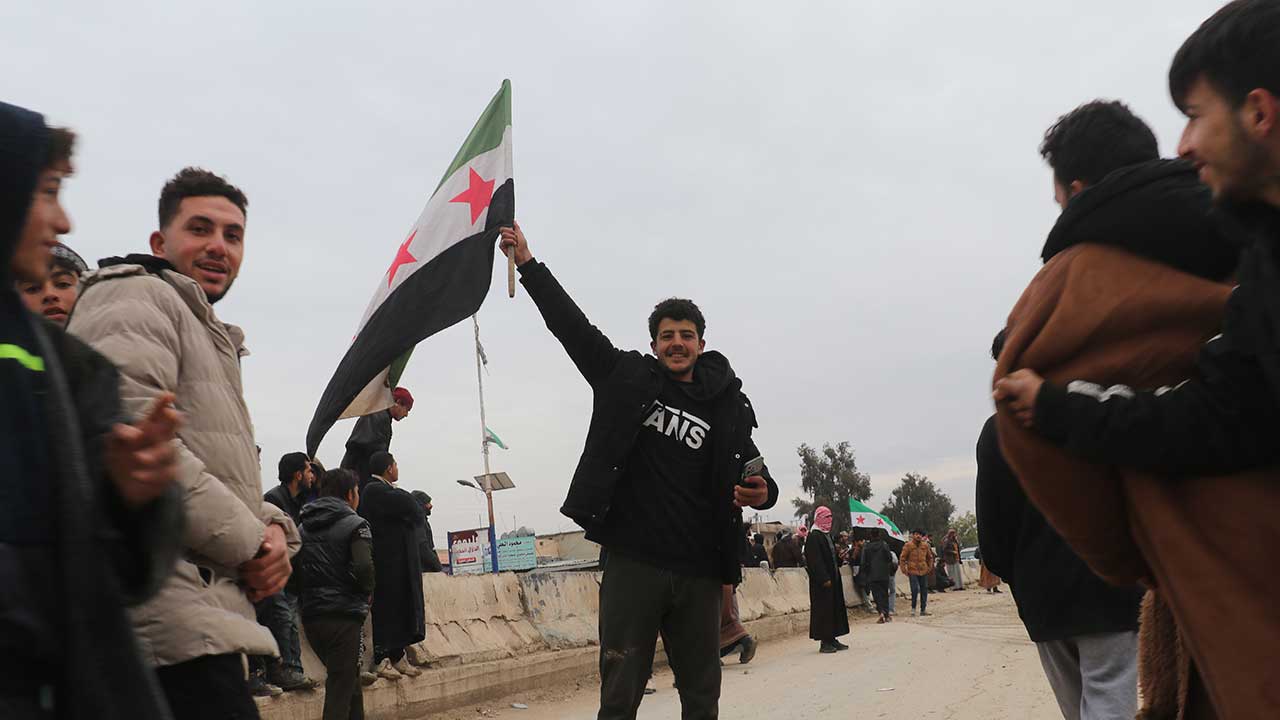 Foto - Fırat Nehri'nin batısı terörden temizlendi! Suriye ordusu, coşkuyla karşılandı