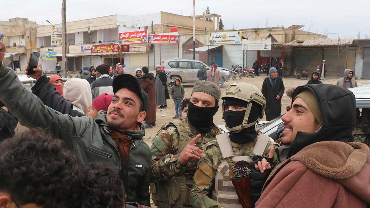 Foto - Fırat Nehri'nin batısı terörden temizlendi! Suriye ordusu, coşkuyla karşılandı