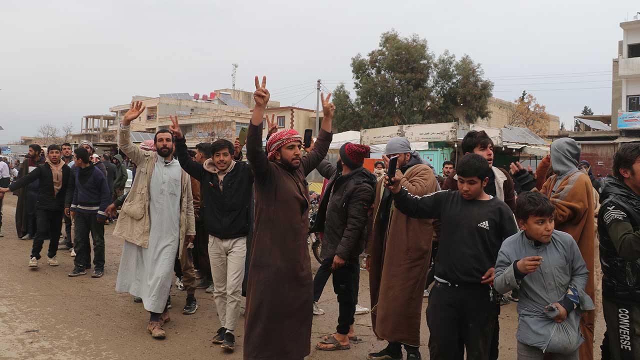 Foto - Fırat Nehri'nin batısı terörden temizlendi! Suriye ordusu, coşkuyla karşılandı