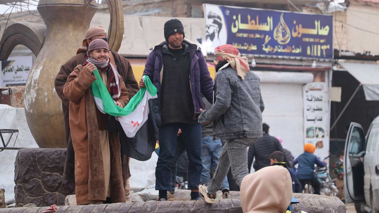 Foto - Fırat Nehri'nin batısı terörden temizlendi! Suriye ordusu, coşkuyla karşılandı