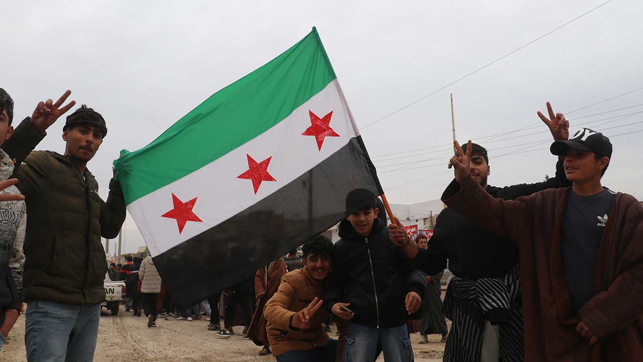 Foto - Fırat Nehri'nin batısı terörden temizlendi! Suriye ordusu, coşkuyla karşılandı