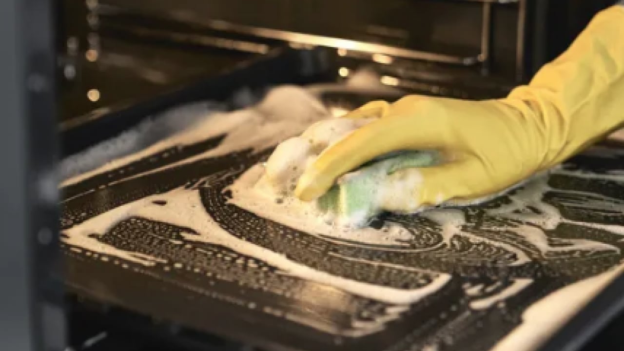 Foto - Fırın tellerindeki yıllanmış yağlara veda edin! Bu iki ürünü unutun ve mutlaka yapın!