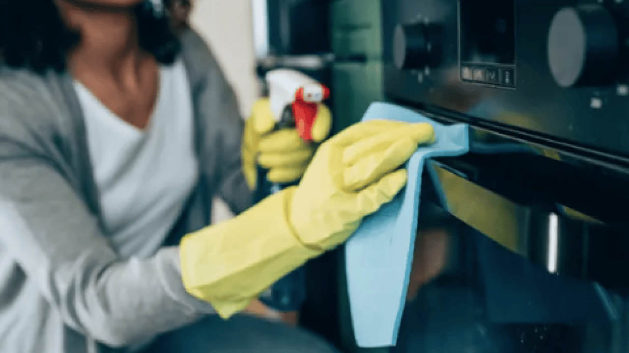 Fırın tellerindeki yıllanmış yağlara veda edin! Bu iki ürünü unutun ve mutlaka yapın!