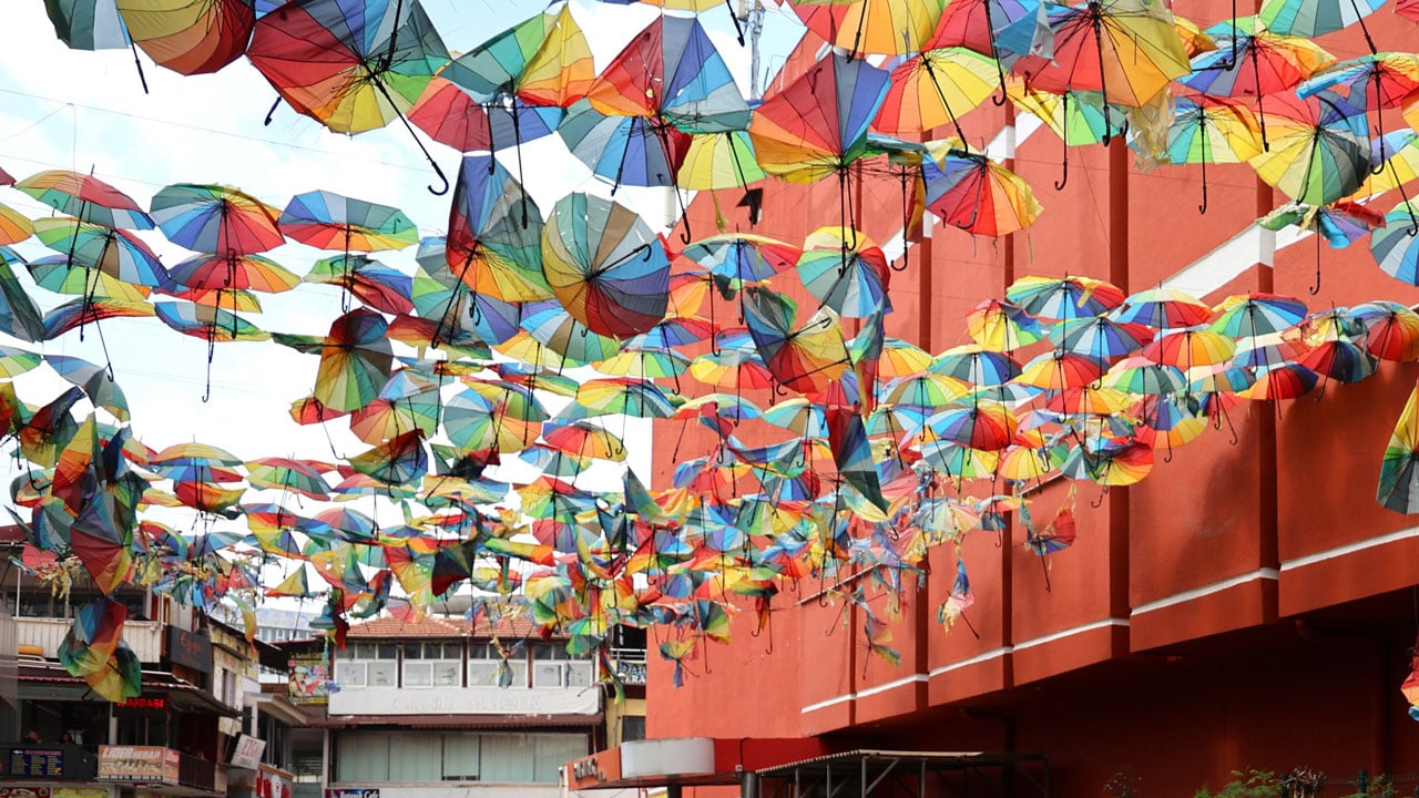 Fırtına manzarayı değiştirdi! Renkli görüntüden geriye enkaz kaldı