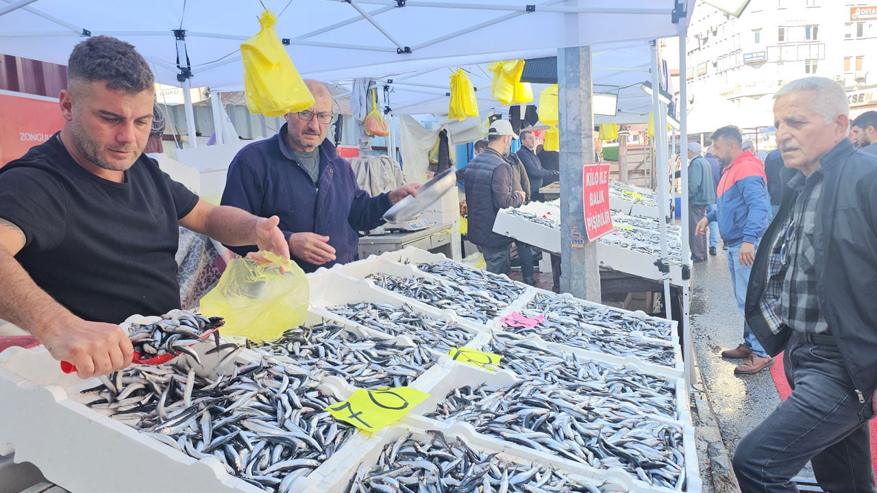 Foto - Fiyatı dibe vurdu! Hamsi kuyruğu uzadıkça uzadı