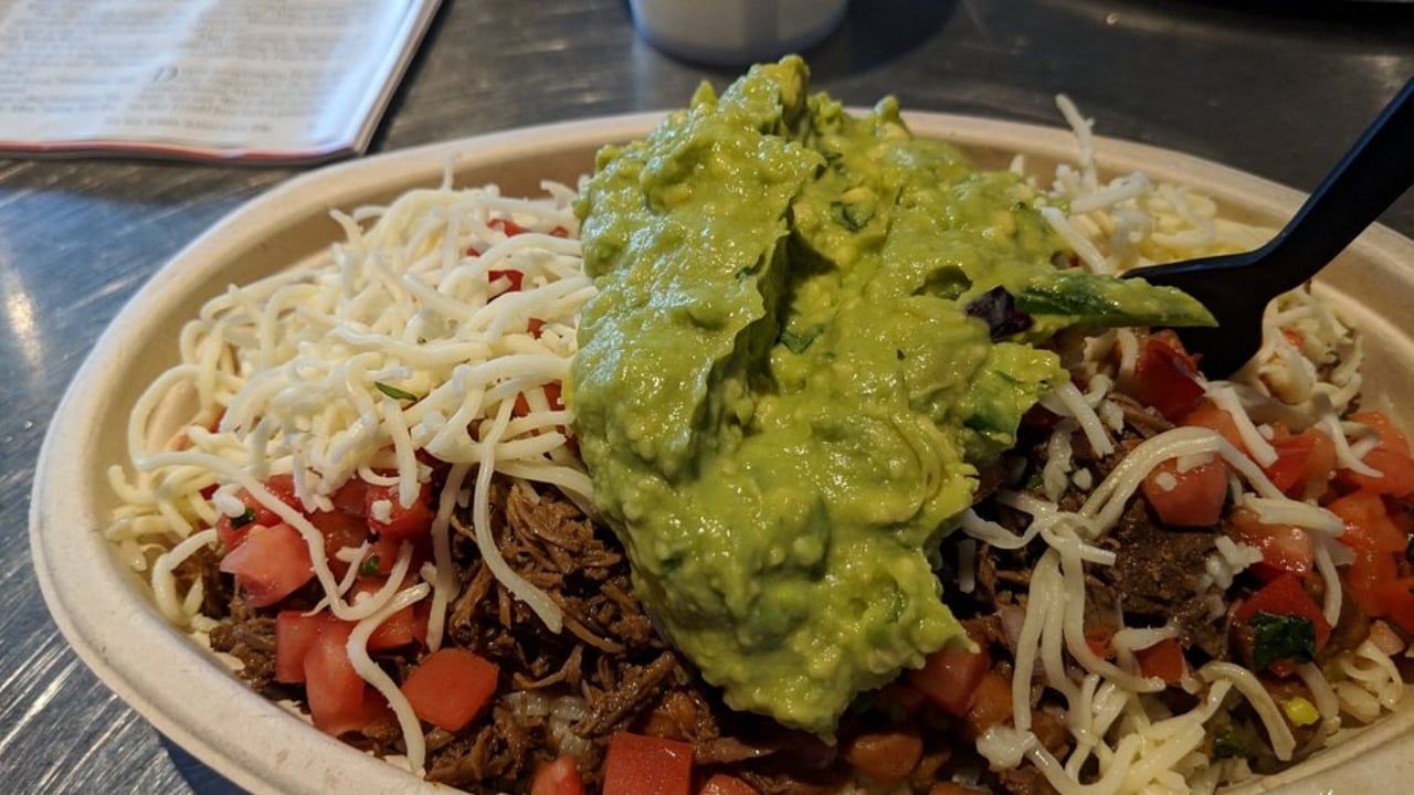 Foto - Fiyatlarda artış yapınca protesto edilmişti! Müşteri kaybeden fast-food devi 100 bin kişiye bedava yemek dağıttı