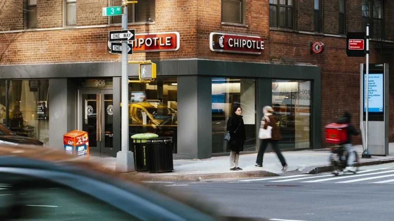 Foto - Fiyatlarda artış yapınca protesto edilmişti! Müşteri kaybeden fast-food devi 100 bin kişiye bedava yemek dağıttı
