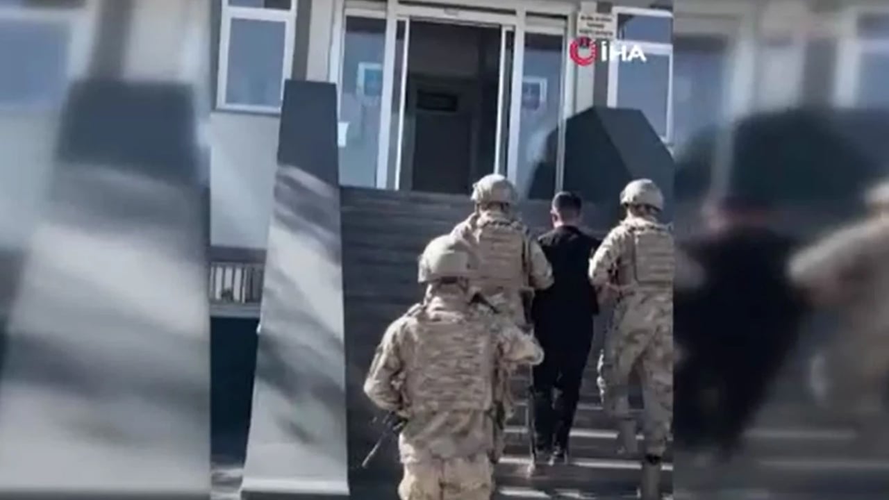 Foto - Flaş gelişme! Türk bayrağına ayak basılan paylaşımı beğenmişti: Gözaltına alındı! Milli değerlere saygısızlık...