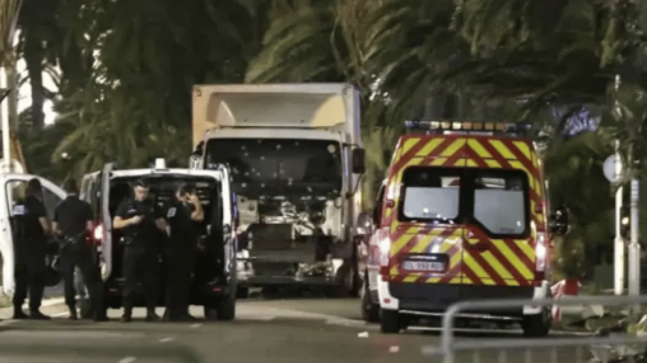 Fransa liginde şok olay! Taraftar tesisi bastı futbolcuları tekme tokat dövdü