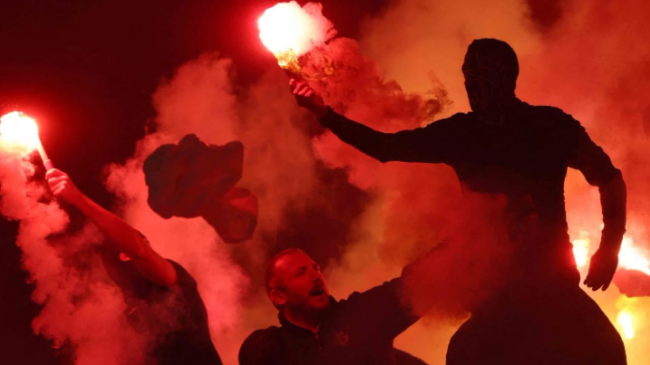 Foto - Fransa liginde şok olay! Taraftar tesisi bastı futbolcuları tekme tokat dövdü