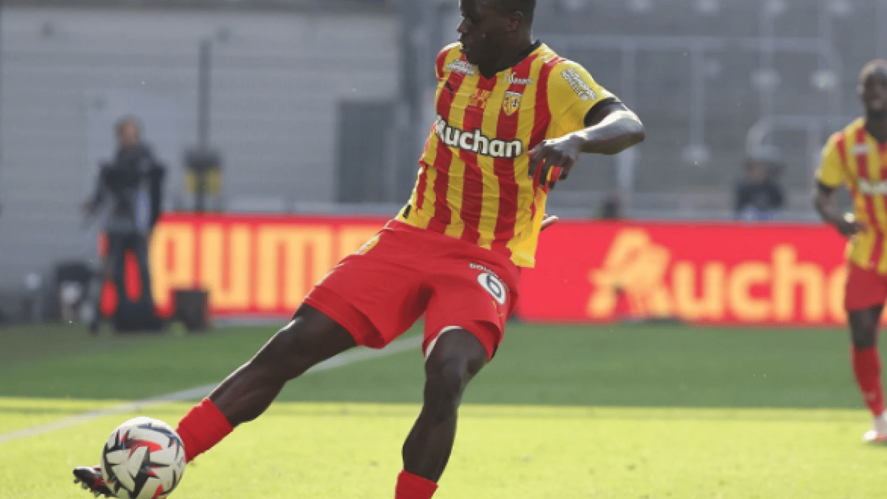 Foto - Fransa’da ‘yılın takımı’na seçilmişti! Süper Lig devi o stoperin peşinde
