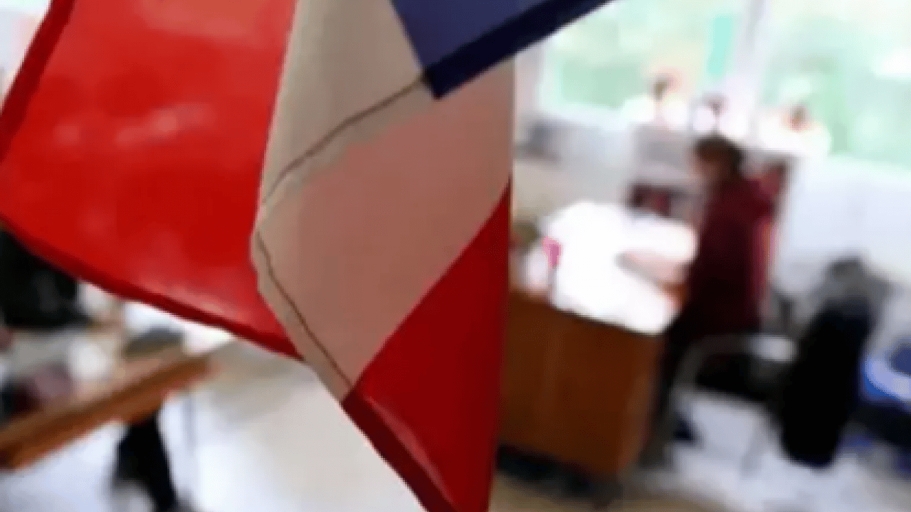 Fransa'da yine skandal: Başörtülü kıza tepki çeken hareket!