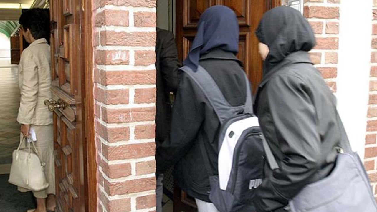 Foto - Fransa'da yine skandal: Başörtülü kıza tepki çeken hareket!