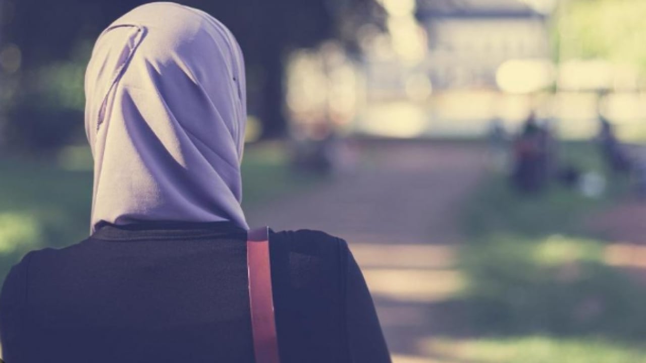 Foto - Fransa'da yine skandal: Başörtülü kıza tepki çeken hareket!