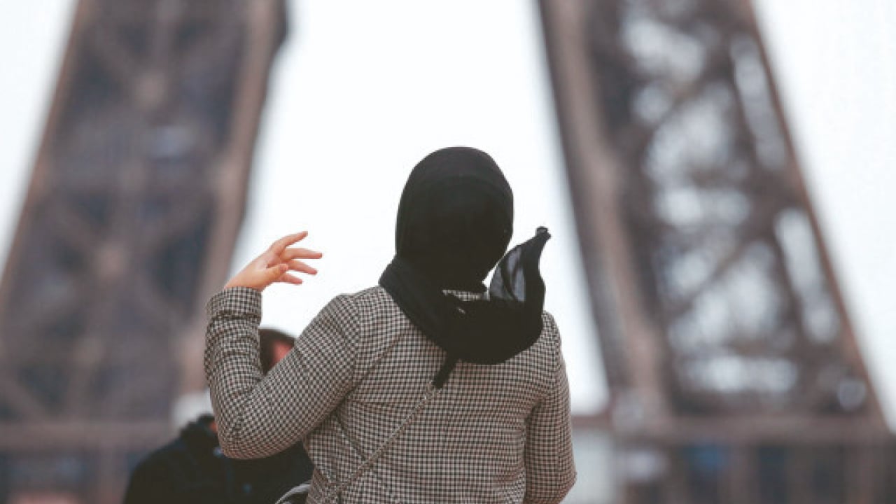 Foto - Fransa'da yine skandal: Başörtülü kıza tepki çeken hareket!
