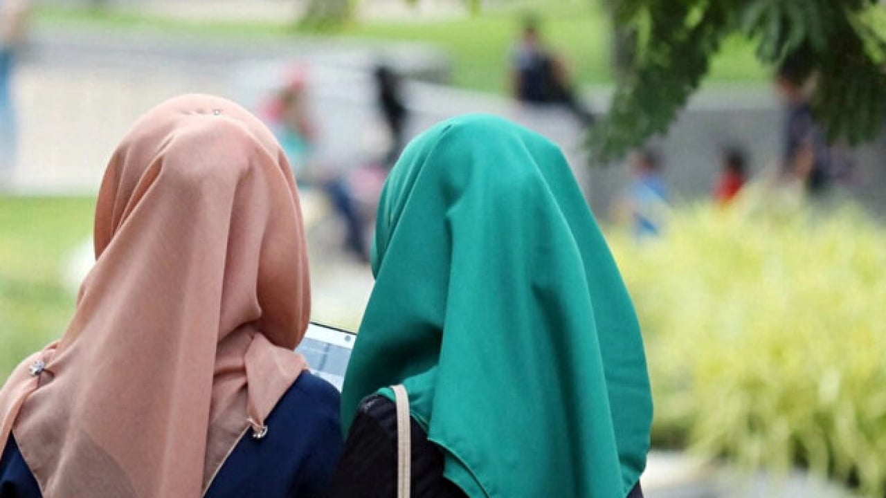 Foto - Fransa'da yine skandal: Başörtülü kıza tepki çeken hareket!