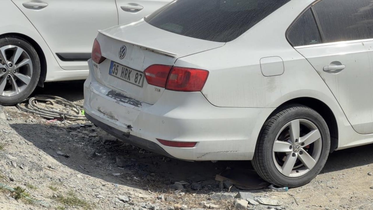 Foto - Fren yerine gaza basınca iki aracın üzerine uçtu